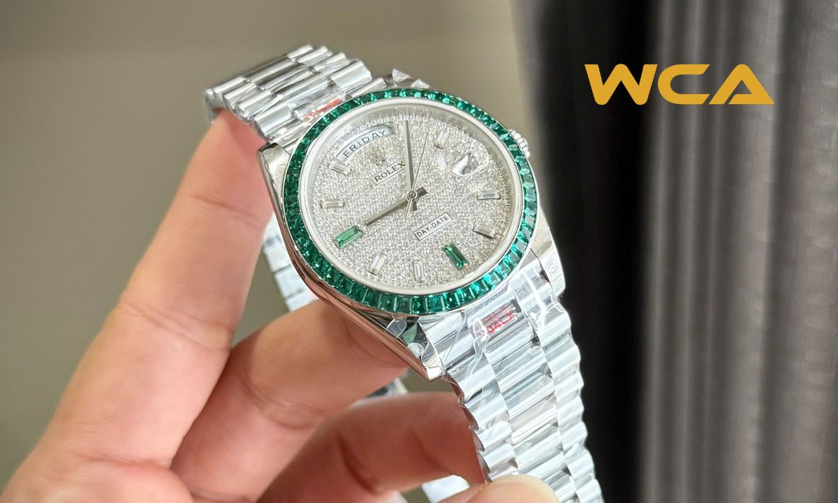 Cách nhận biết đồng hồ Rolex thật và giả nhanh và chính xác 8 Áp tai kiểm tra âm thanh của bộ máy đồng hồ