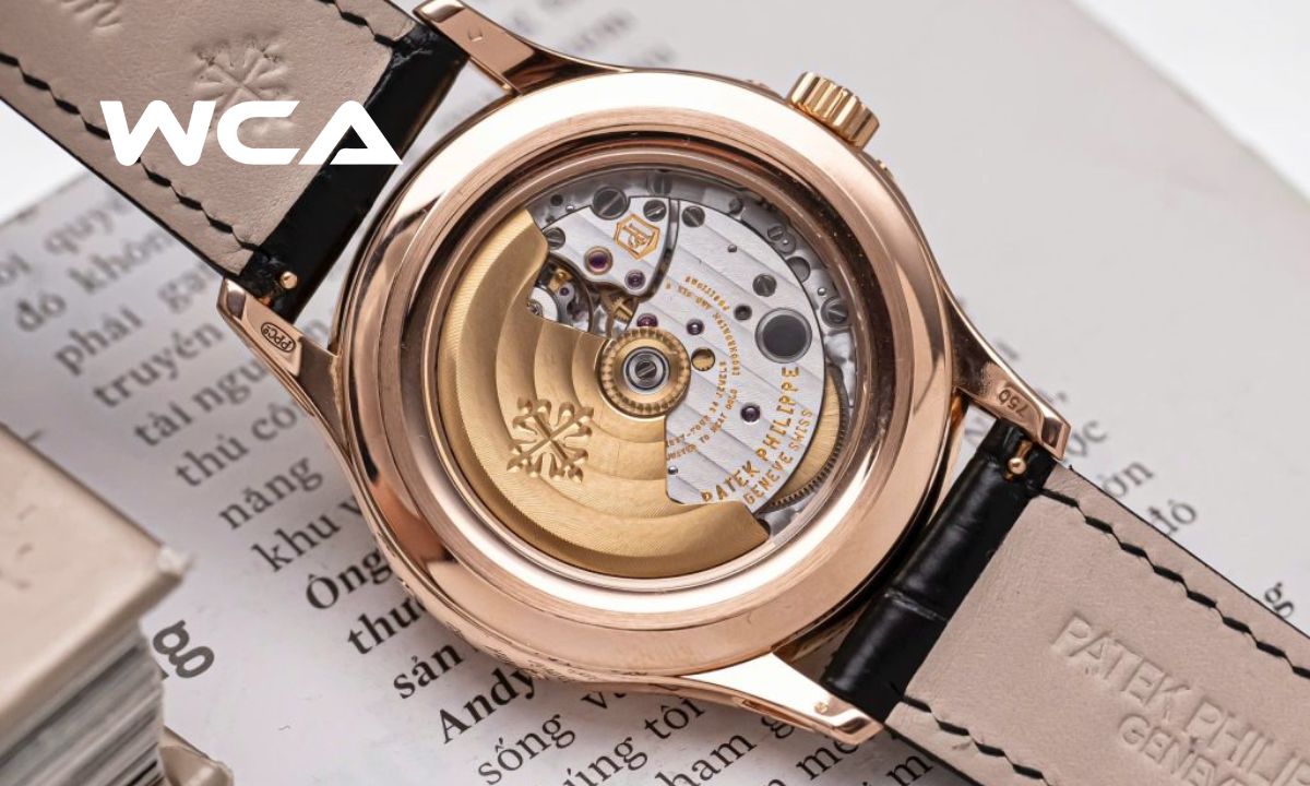 Bật mí cách phân biệt đồng hồ Patek Philippe thật giả đơn giản, chính xác 4 Cầm đồng hồ để kiểm tra trọng lượng có đúng với thông số công khai