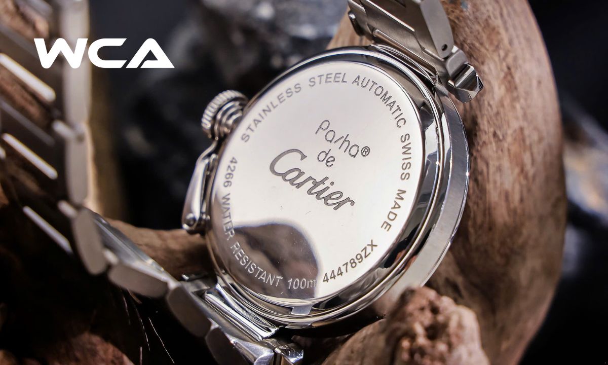 Cách nhận biết đồng hồ Cartier chính hãng nhanh chóng 5 Mặt lưng thường khắc các thông tin như tên thương hiệu, mã tham chiếu, số sê-ri và các thông tin khác