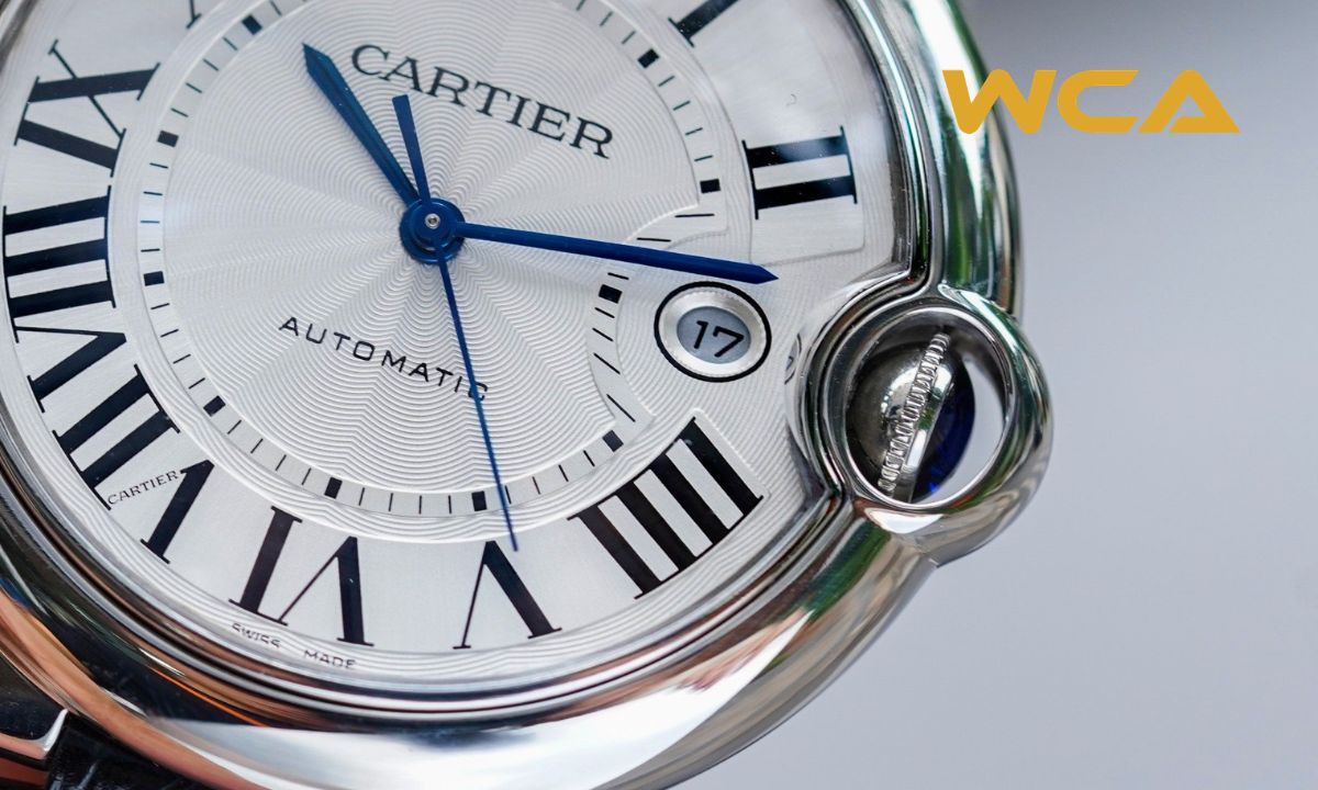 Cách nhận biết đồng hồ Cartier chính hãng nhanh chóng 4 Núm vặn đính cabochon xanh là dấu ấn nhận diện đặc trưng của đồng hồ Cartier